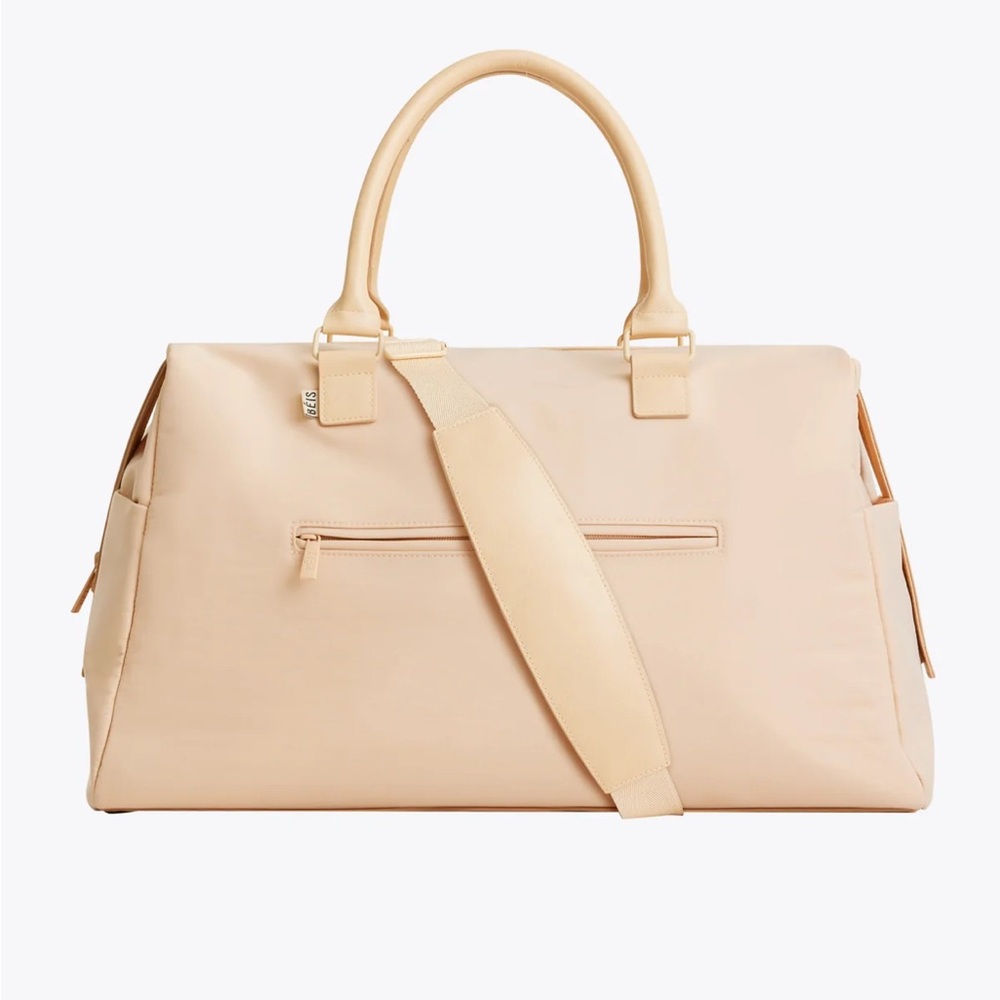 NWOT Beis Commuter Duffle in beige
